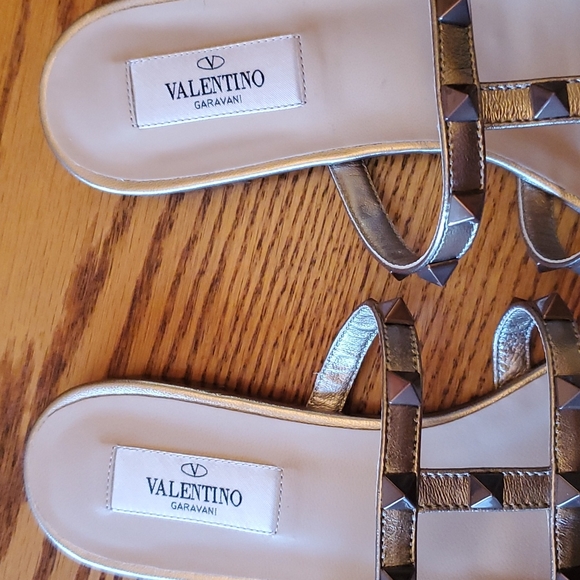 New! Valentino Caravani sandals.Size 9 runs smaller, color gold. - Picture 2 of 5